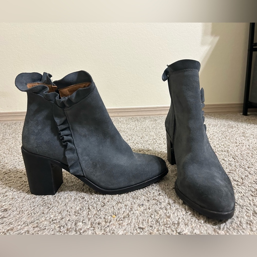 Klub Nico Bellamy Suede Ruffle Ankle Boots Gray Black Side Zip Leather Size 9